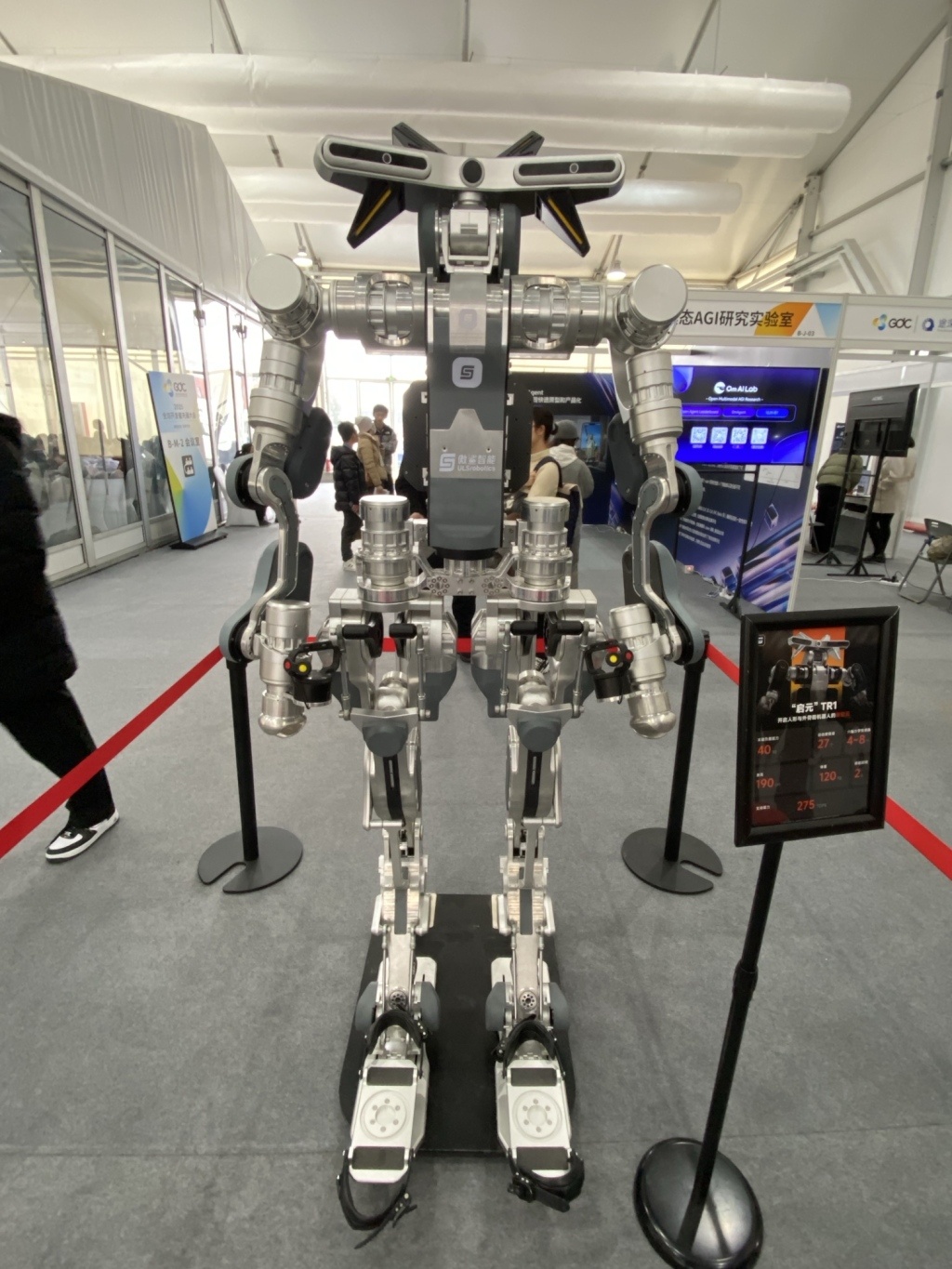 踢球遛狗搬重物……这届GDC大会,人形机器人有多吸睛? 踢球遛狗搬重物……这届GDC大会,人形机器人有多吸睛?