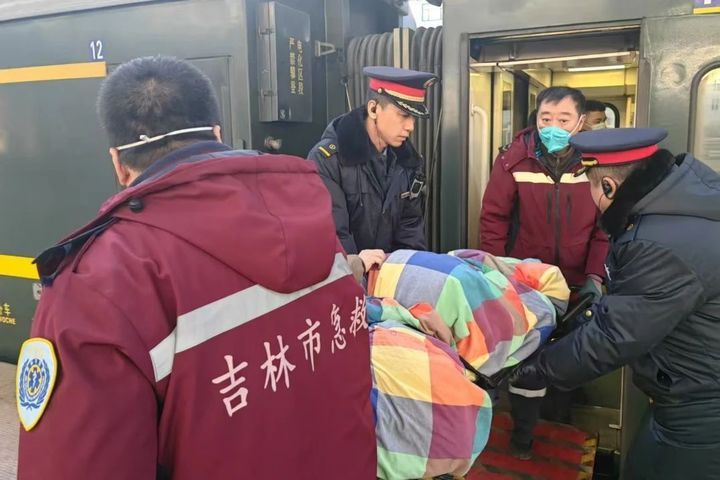 乘务员上班时怎么总看手机？其实他们在看……