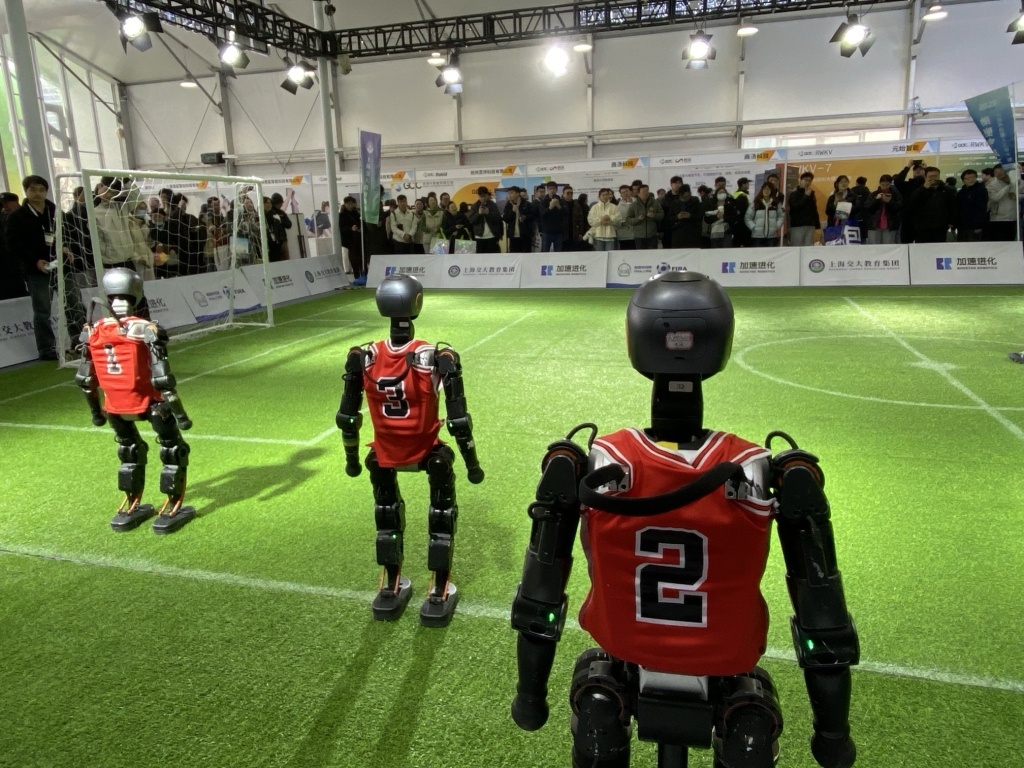 踢球遛狗搬重物……这届GDC大会,人形机器人有多吸睛? 踢球遛狗搬重物……这届GDC大会,人形机器人有多吸睛?