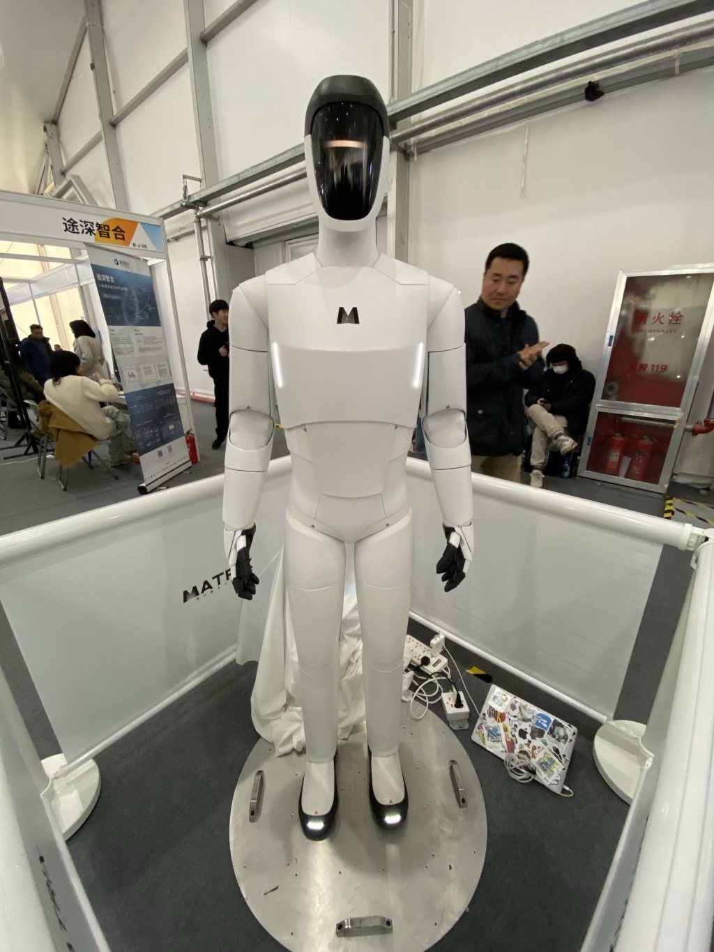 踢球遛狗搬重物……这届GDC大会,人形机器人有多吸睛? 踢球遛狗搬重物……这届GDC大会,人形机器人有多吸睛?