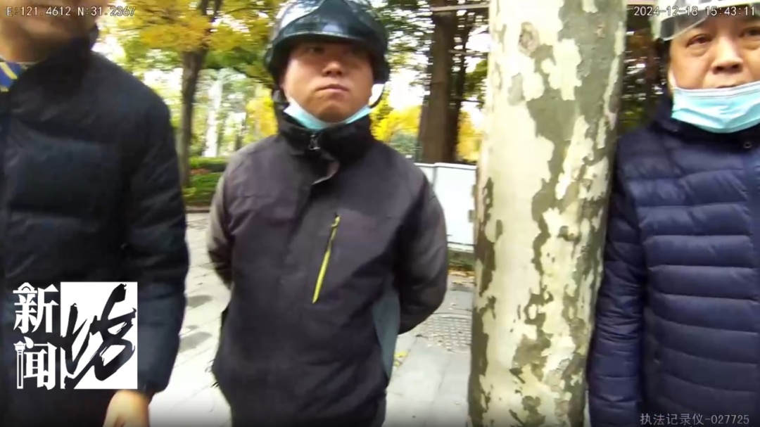 事发上海街头！电瓶车左转被机动车撞到，民警霸气喊话5遍“你全责”