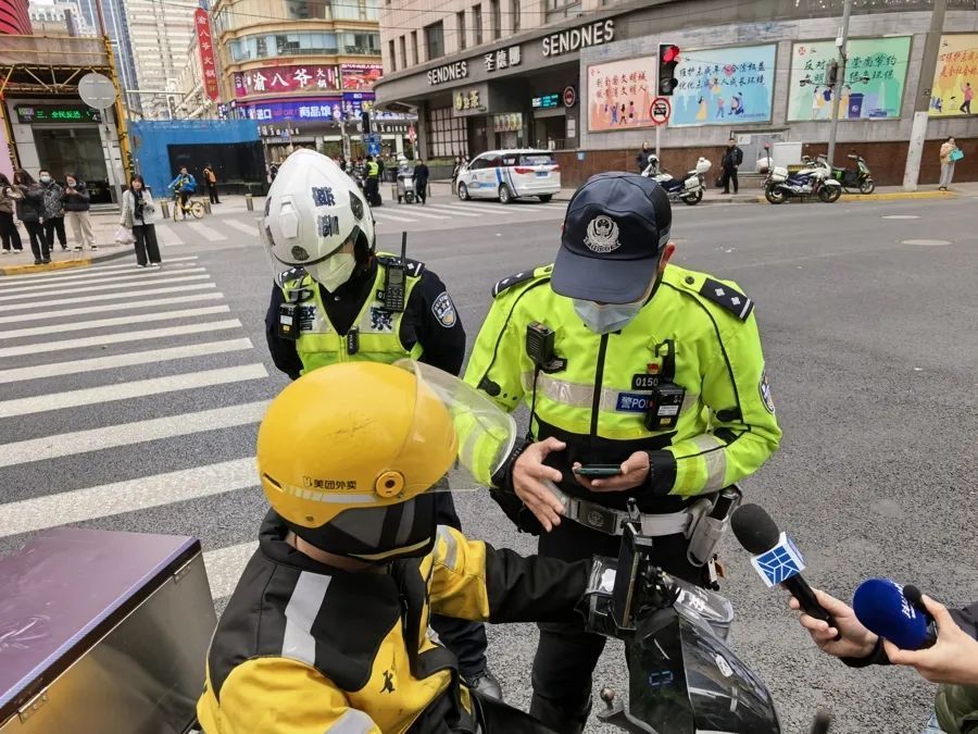 事发上海街头！电瓶车左转被撞，交警霸气喊话5遍“你全责”！
