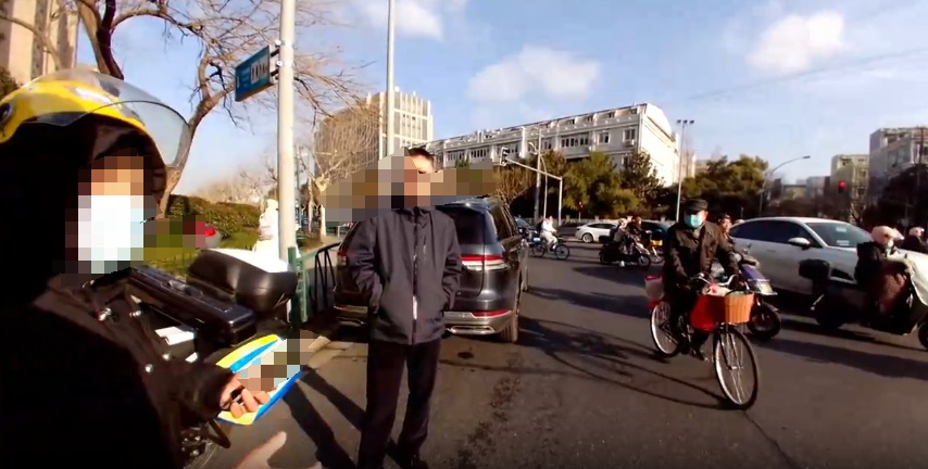 事发上海街头！电瓶车左转被撞，交警霸气喊话5遍“你全责”！