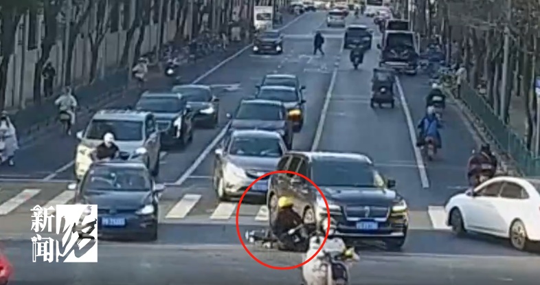 事发上海街头！电瓶车左转被撞，交警霸气喊话5遍“你全责”！