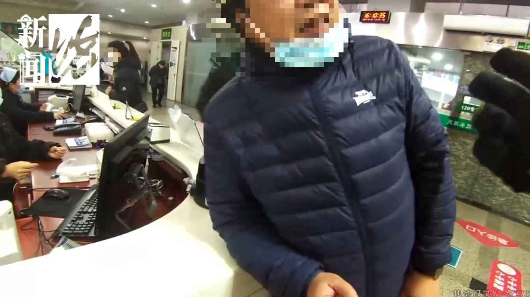 事发上海街头！电瓶车左转被机动车撞到，民警霸气喊话5遍“你全责”
