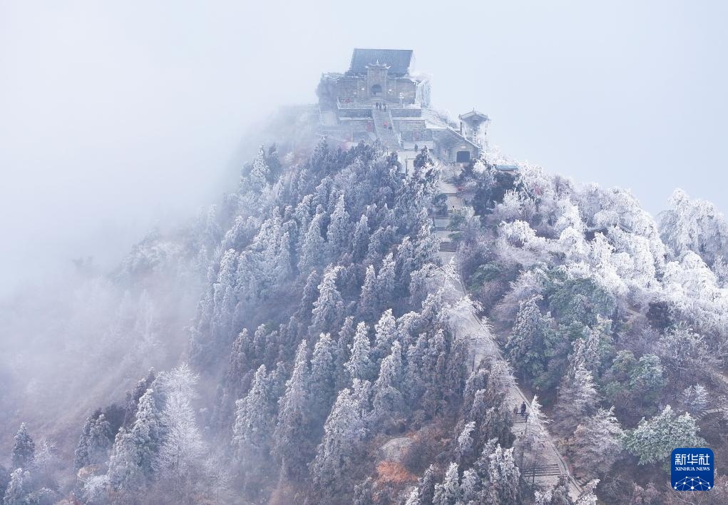 白雪却嫌春色晚