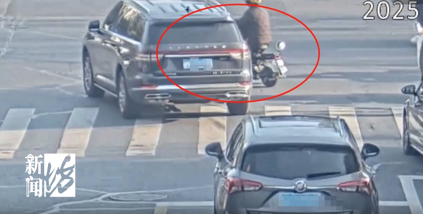 事发上海街头！电瓶车左转被撞，交警霸气喊话5遍“你全责”！