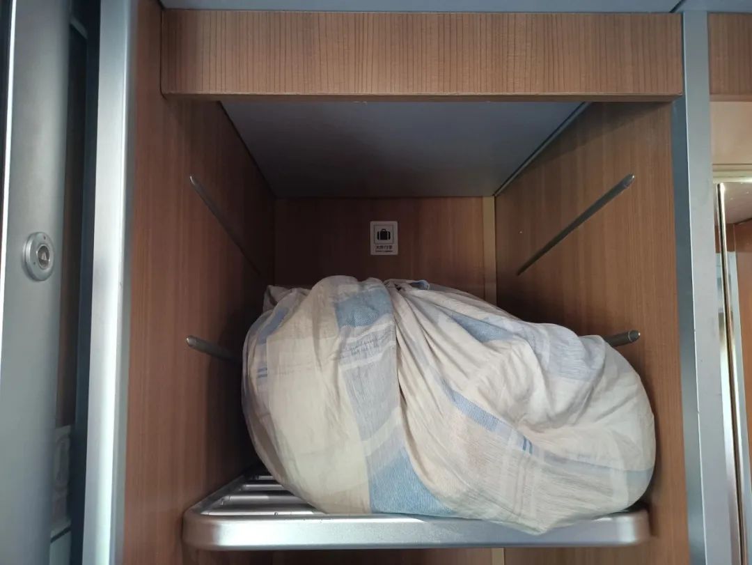 高铁上行李应该怎么放？哪些能放上行李架？