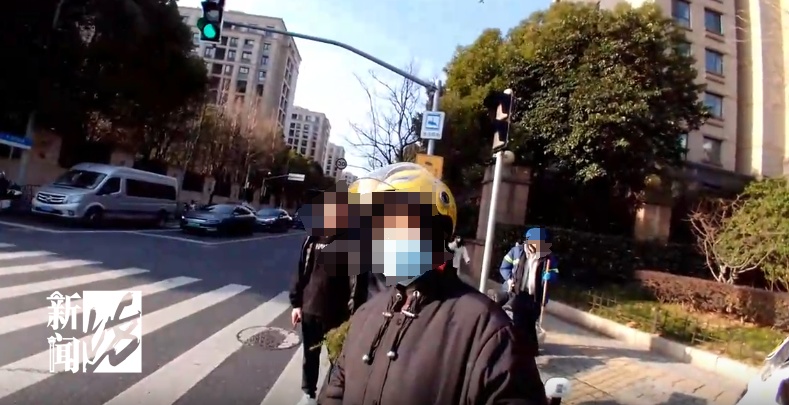 事发上海街头！电瓶车左转被撞，交警霸气喊话5遍“你全责”！