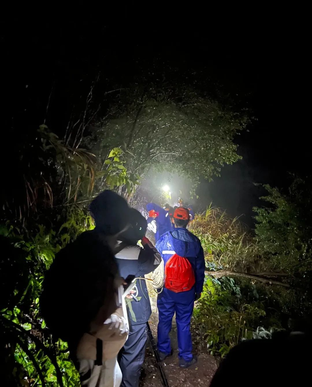 3名“驴友”迷路，救援人员深夜搜救：他们不熟悉路况又赶着冒雨下山