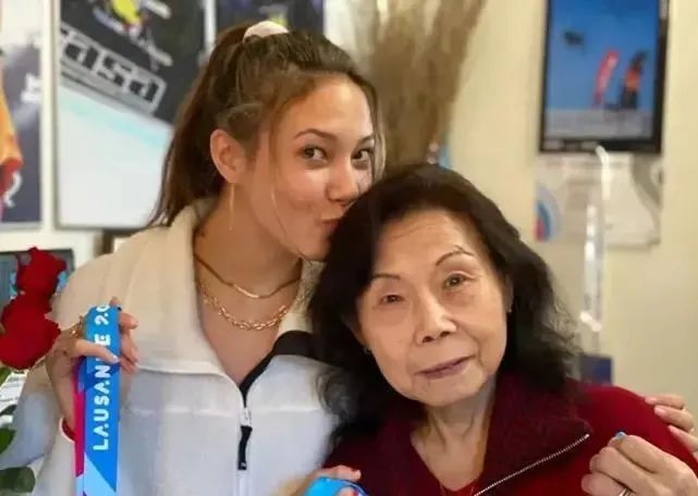 谷爱凌晒照为奶奶庆生：这位传奇今天90岁了！