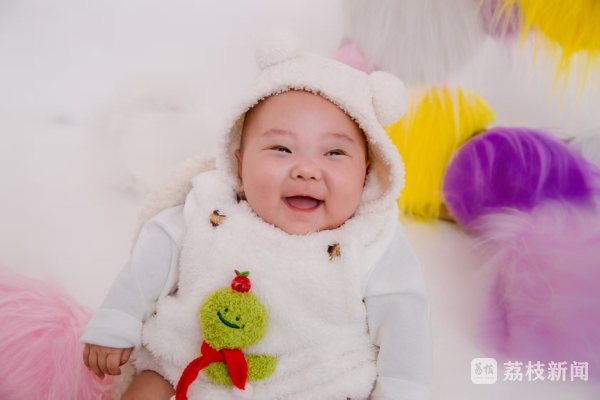 怀孕5个月，胎儿的小脚丫先蹬了出来……