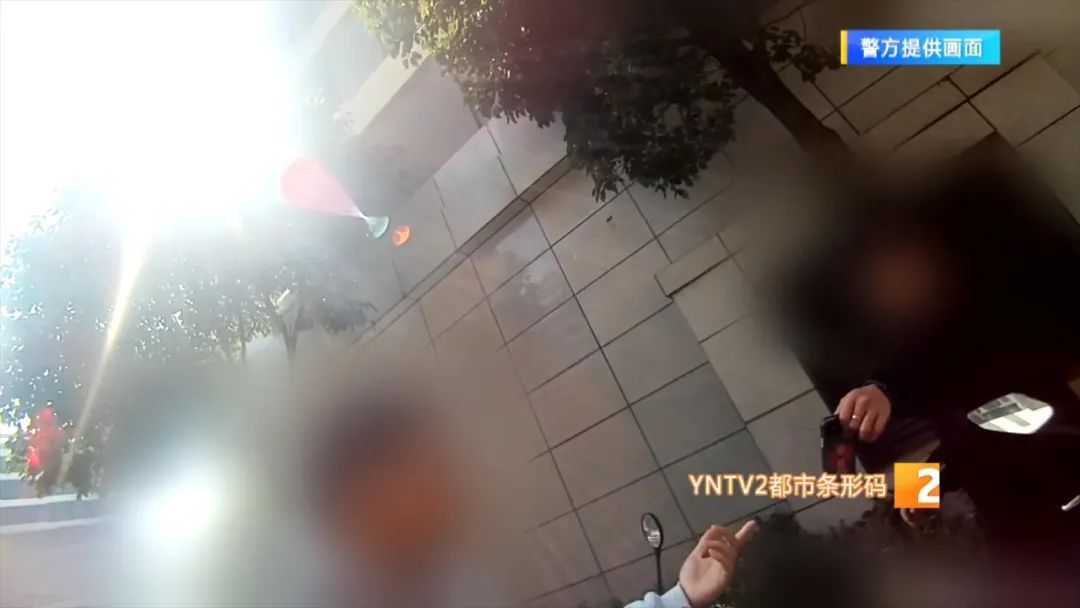 男子在商铺门口捡到手机不想归还，被民警找上门后.......