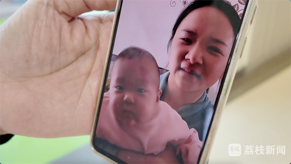 怀孕5个月，胎儿的小脚丫先蹬了出来……