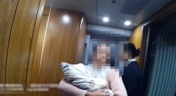 高铁上一女子怀抱婴儿神色慌张，乘警一聊发现……