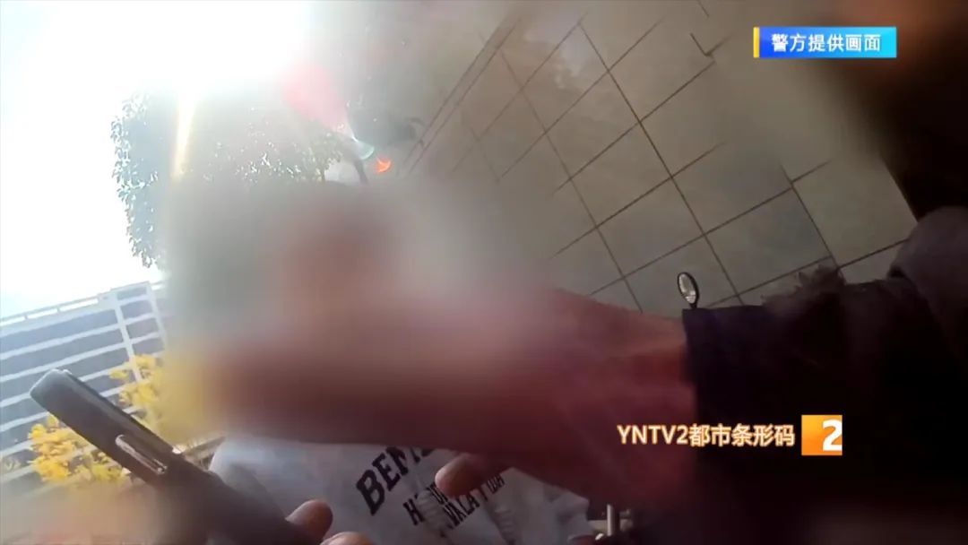 男子在商铺门口捡到手机不想归还，被民警找上门后.......