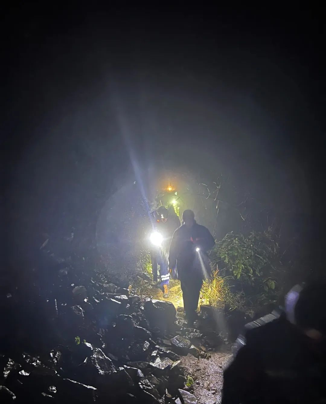 3名“驴友”迷路，救援人员深夜搜救：他们不熟悉路况又赶着冒雨下山