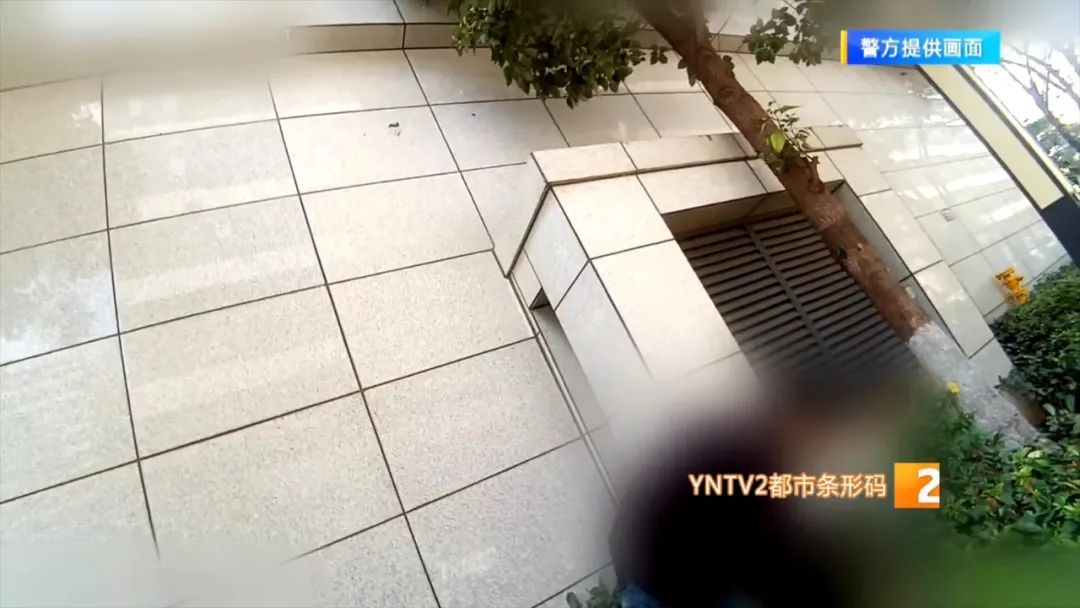 男子在商铺门口捡到手机不想归还，被民警找上门后.......