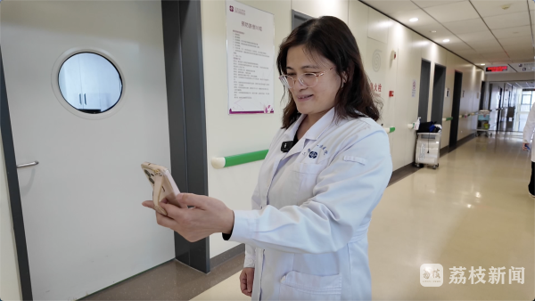 怀孕5个月，胎儿的小脚丫先蹬了出来……