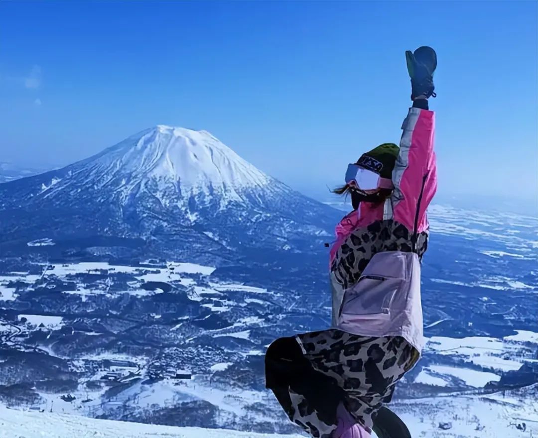 41岁李彩桦自曝日本滑雪时遭遇意外，掉进2米深雪洞！大喊救命后被人救起