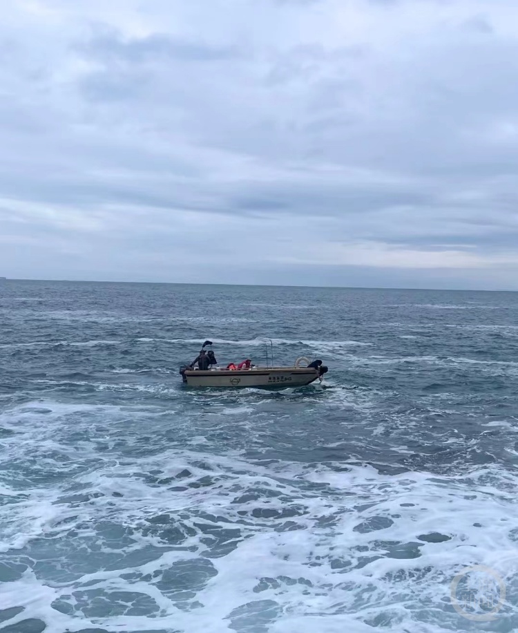 深圳两驴友徒步牛奶排被海浪卷走，海洋执法部门回应