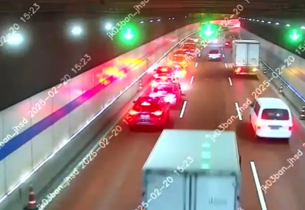 上海隧道内突发多车事故!小轿车刹车不及,连续追尾前方3辆小客车 上海隧道内突发多车事故!小轿车刹车不及,连续追尾前方3辆小客车
