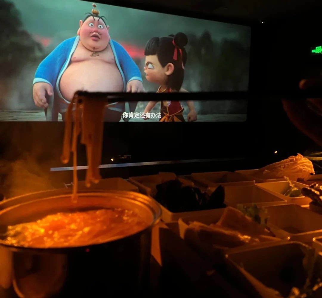 涮着火锅看《哪吒》,爽!但一抬头毛肚就老了… 涮着火锅看《哪吒》,爽!但一抬头毛肚就老了…