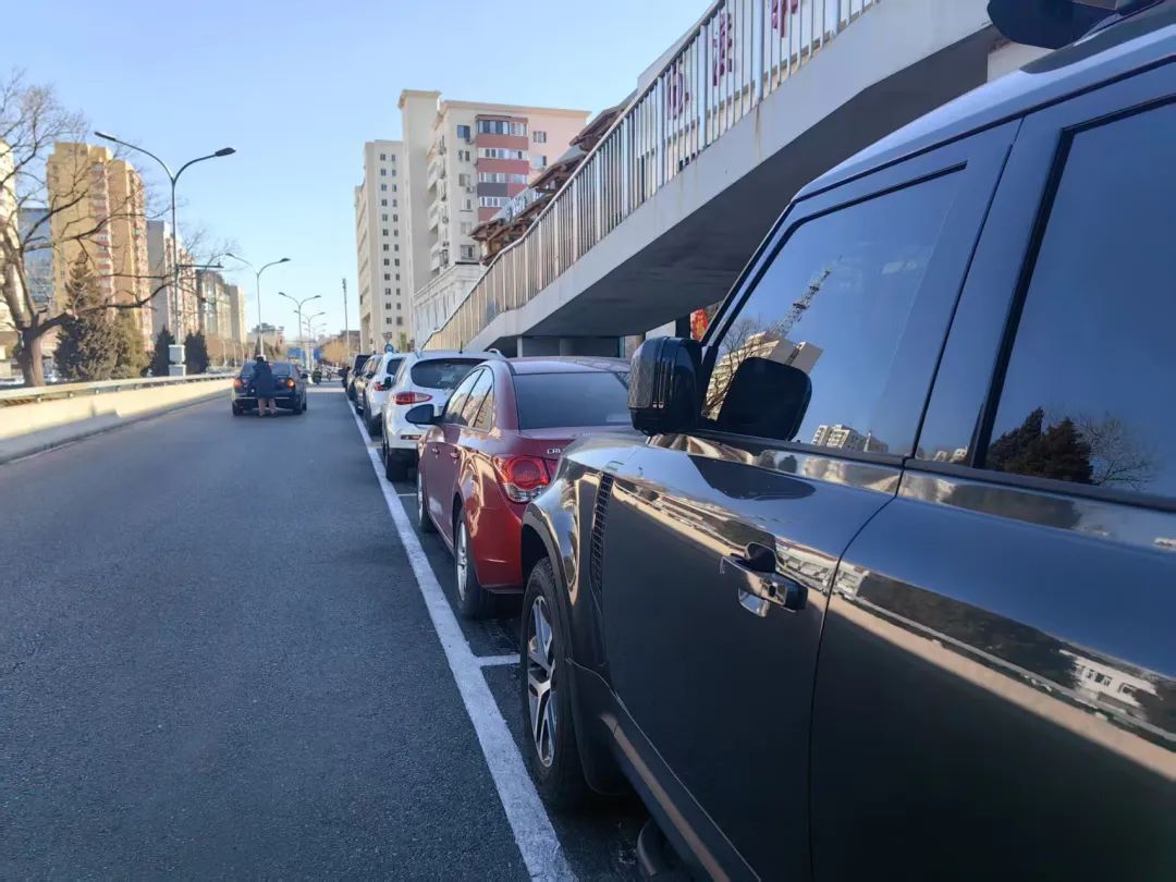 北京路侧收费停车位里那些没有“身份证”的车，有人管吗？