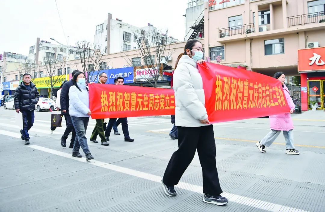 双胞胎兄弟同年入伍 同时荣立三等功