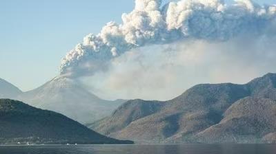 印尼东努沙登加拉省勒沃托比火山喷发 附近机场关闭一天