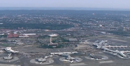 美联航一飞机紧急降落 可能出现发动机故障 美联航一飞机紧急降落 可能出现发动机故障