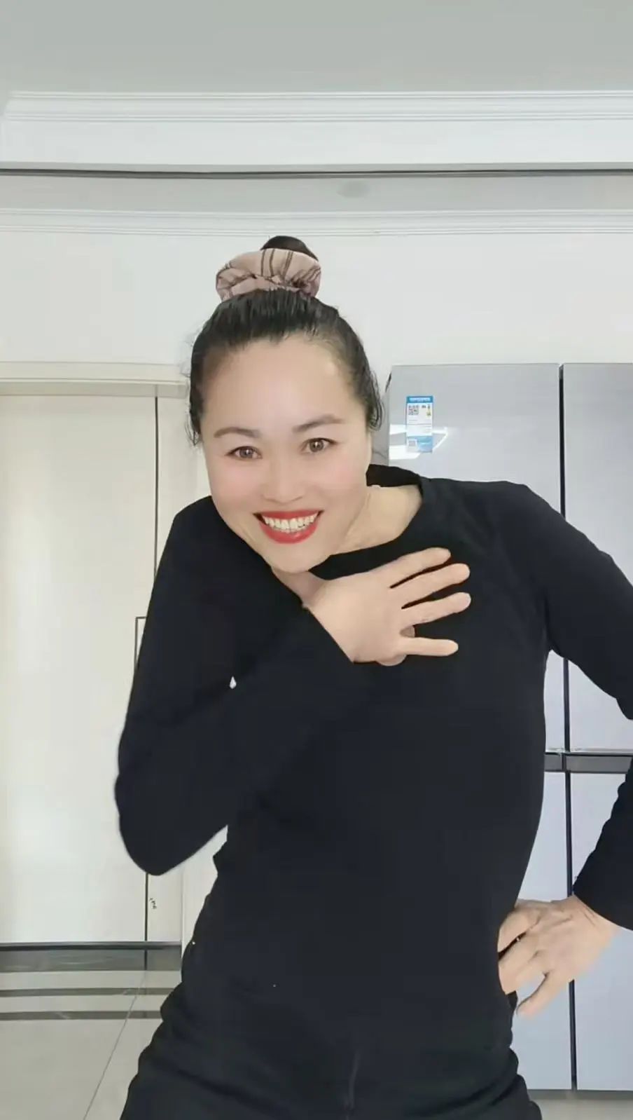 河南52岁阿姨跳“断头舞”走红：真不是特效！