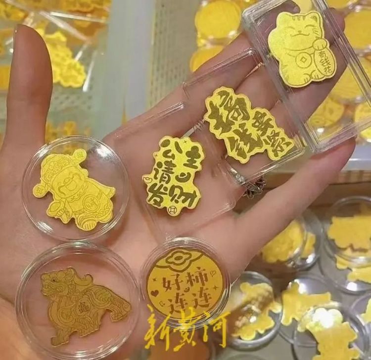 “黄金手机贴”爆火,业内人士重要提醒 “黄金手机贴”爆火,业内人士重要提醒