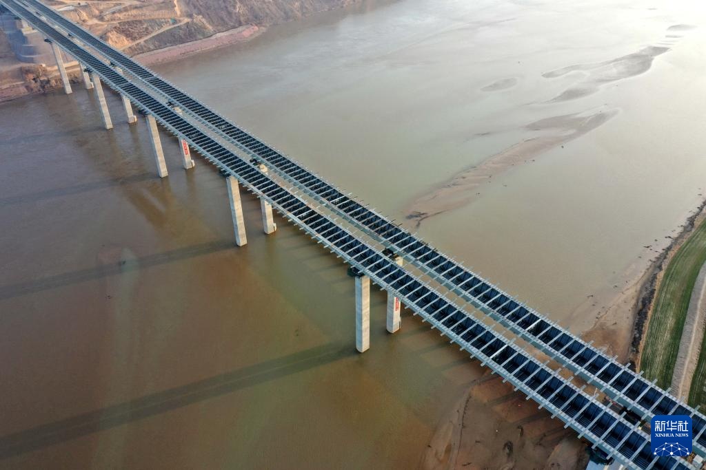 河南焦平高速公路跨黄河特大桥加紧建设