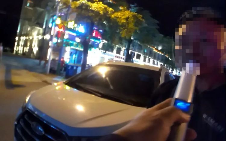 男子路遇查酒驾想倒车逃跑，结果撞了！交警细查发现……