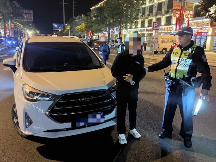 男子路遇查酒驾想倒车逃跑，结果撞了！交警细查发现……