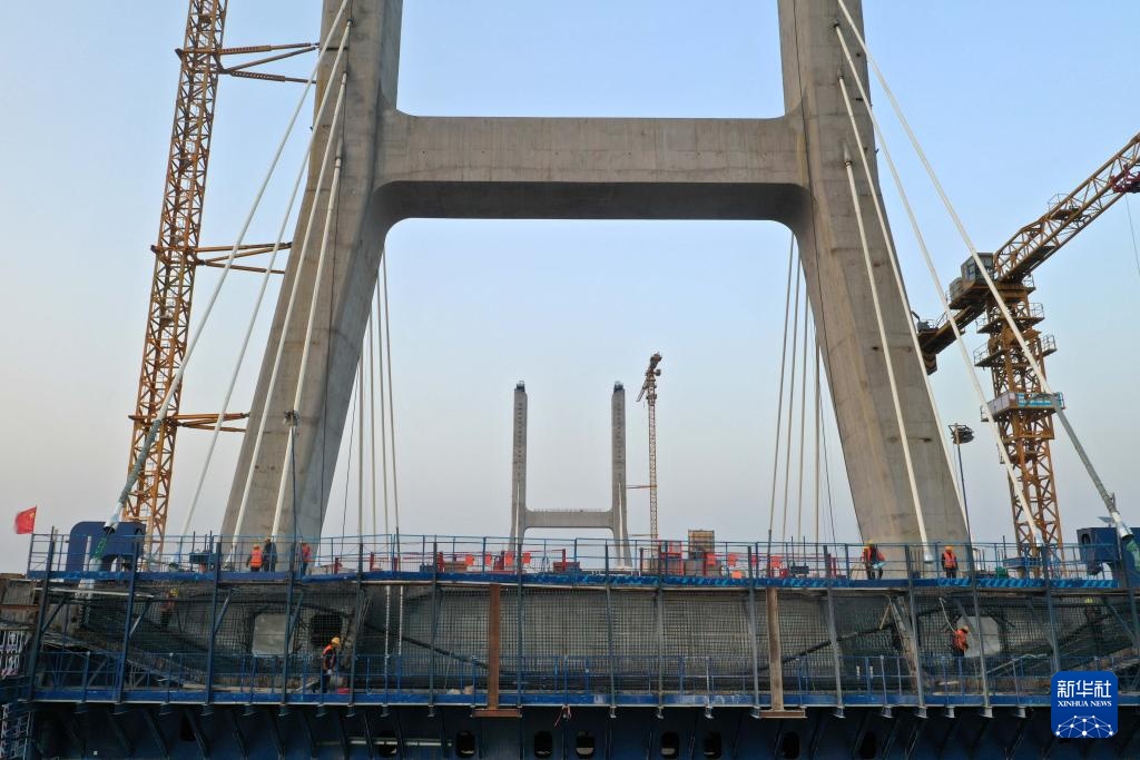 河南焦平高速公路跨黄河特大桥加紧建设