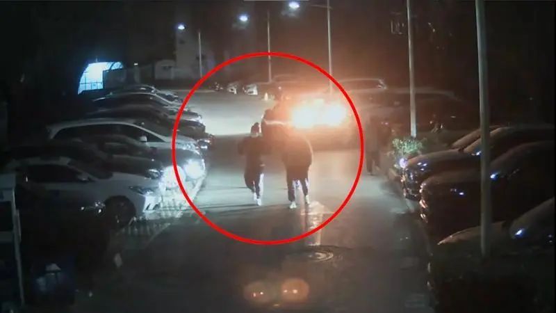 玻璃被砸，车漆被不明物体腐蚀…北京一车主报警！