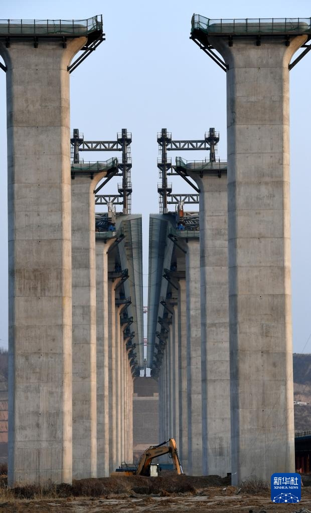 河南焦平高速公路跨黄河特大桥加紧建设