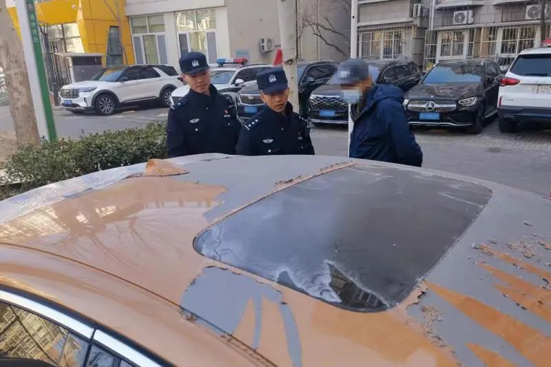 玻璃被砸，车漆被不明物体腐蚀…北京一车主报警！