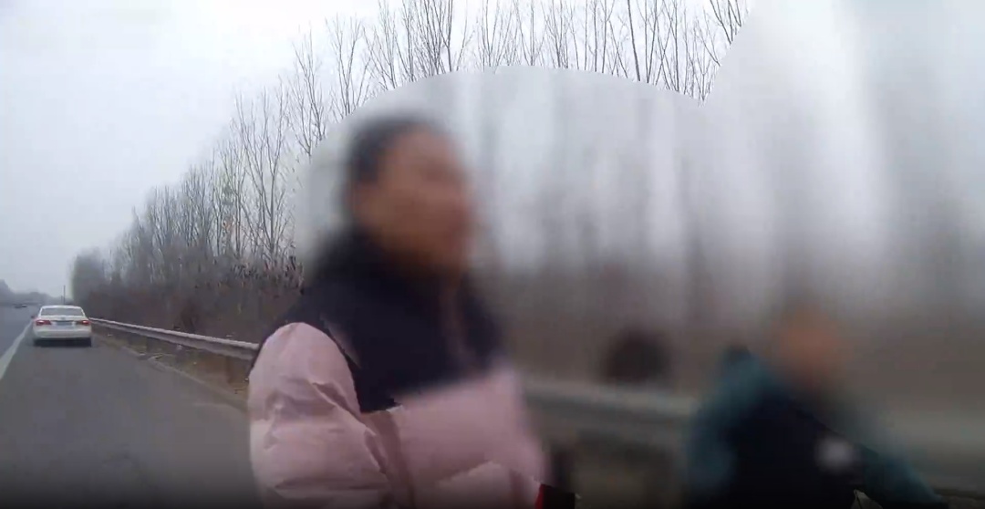 车流中,他用身体筑起屏障…… 车流中,他用身体筑起屏障……