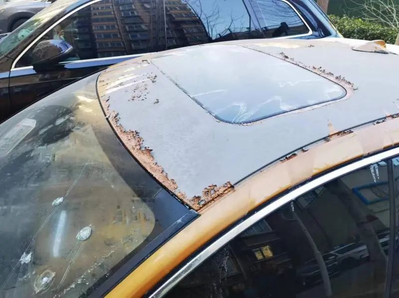 玻璃被砸，车漆被不明物体腐蚀…北京一车主报警！