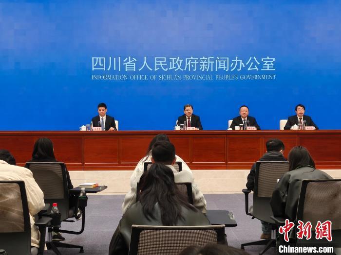 四川今年将确保粮食产量达725亿斤以上 启动培育千亿级农业产业链 四川今年将确保粮食产量达725亿斤以上 启动培育千亿级农业产业链