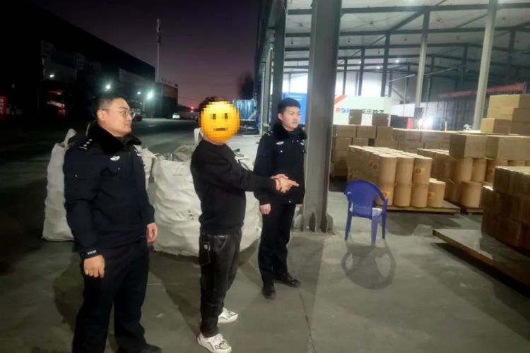 窃贼改行开网约车，民警千里追踪：你的五星差评到了！