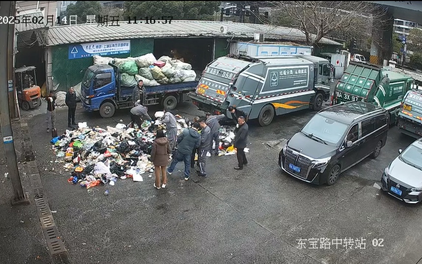 整整8吨！杭州8个人翻垃圾一个小时：找到一万块！值了......
