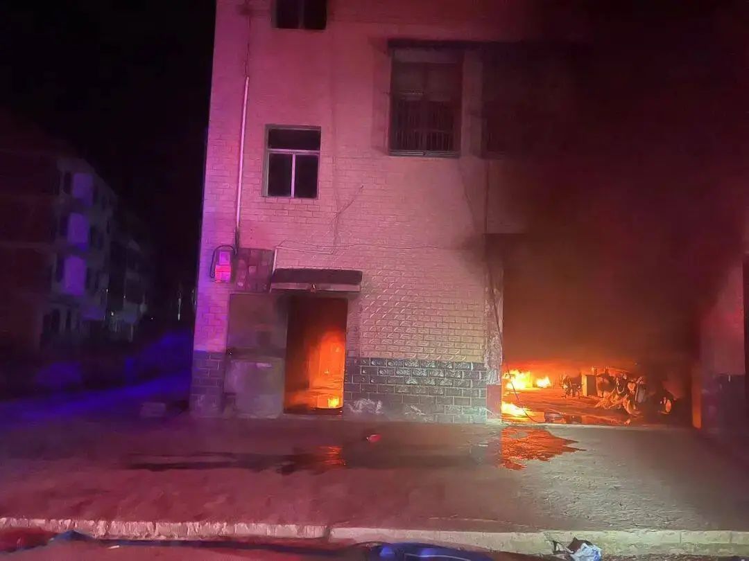 深夜火场，被困的11人逃过一劫！因为……