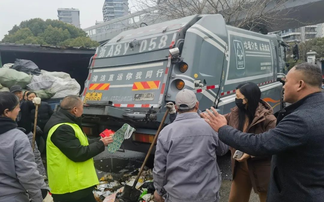 整整8吨！杭州8个人翻垃圾一个小时：找到一万块！值了......