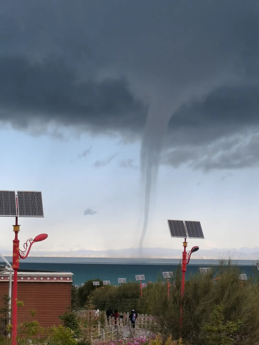 青海湖为何频现“龙吸水”？