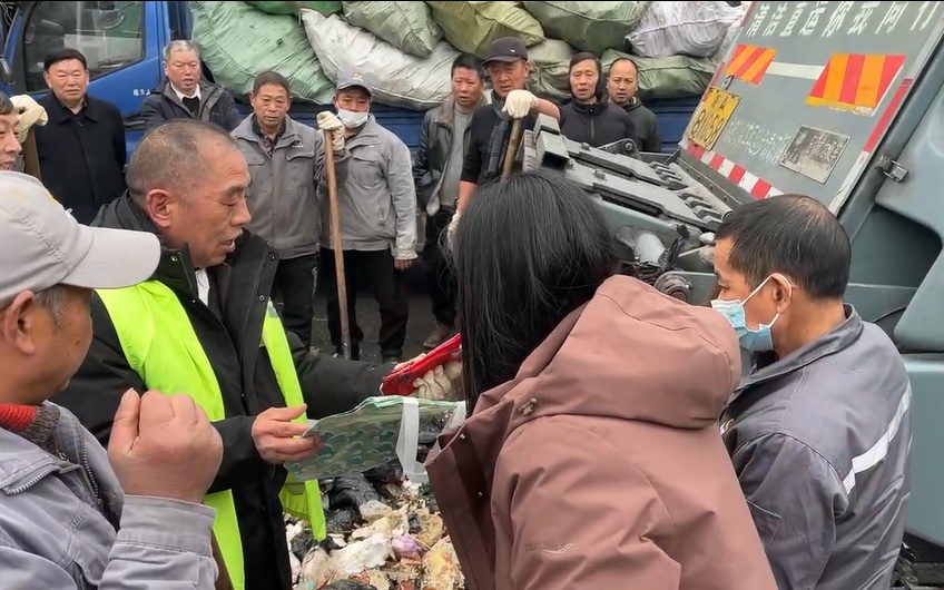 整整8吨！杭州8个人翻垃圾一个小时：找到一万块！值了......