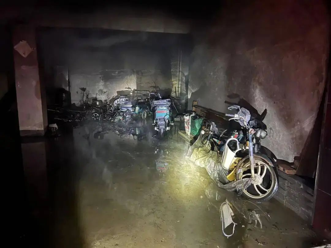 深夜火场，被困的11人逃过一劫！因为……